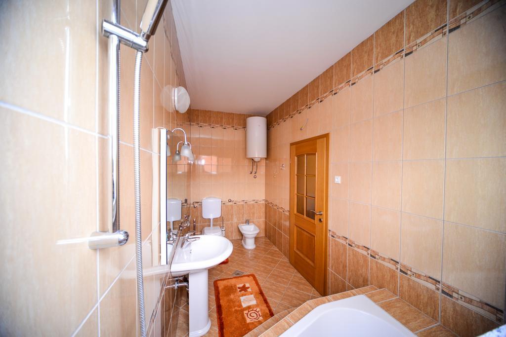 Apartments Dalmacija Starigrad Paklenica Zimmer foto
