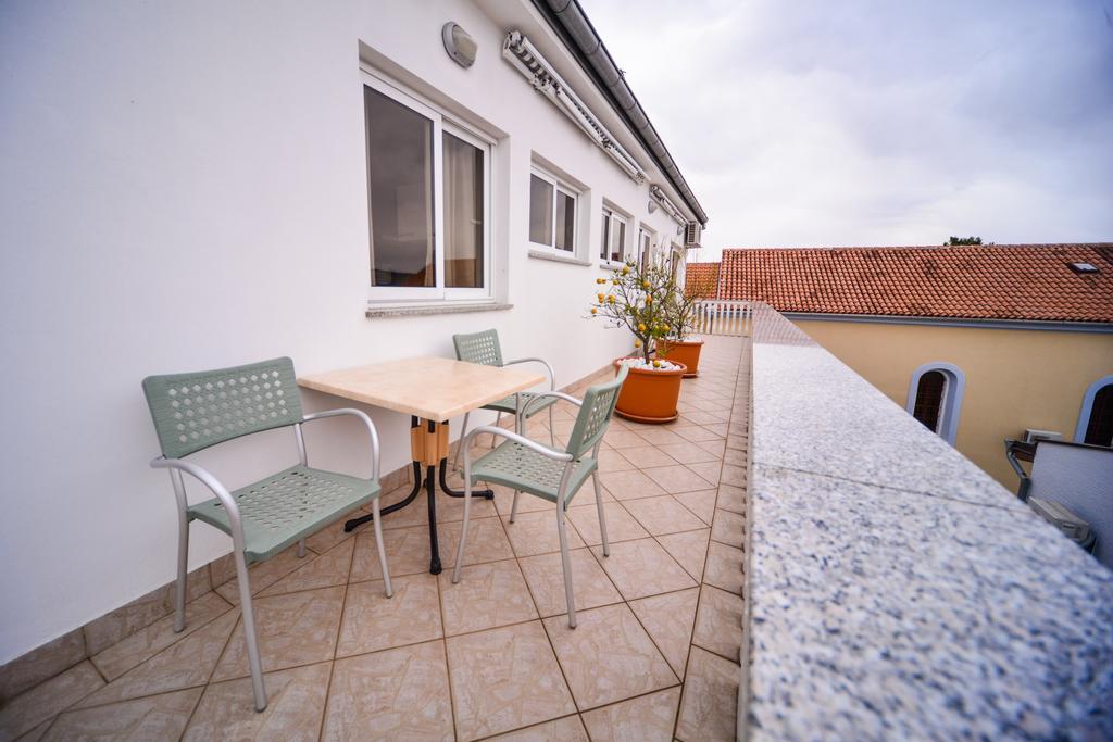 Apartments Dalmacija Starigrad Paklenica Zimmer foto