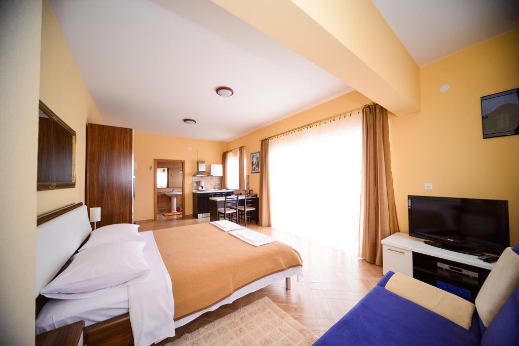 Apartments Dalmacija Starigrad Paklenica Zimmer foto