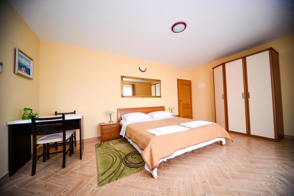 Apartments Dalmacija Starigrad Paklenica Zimmer foto